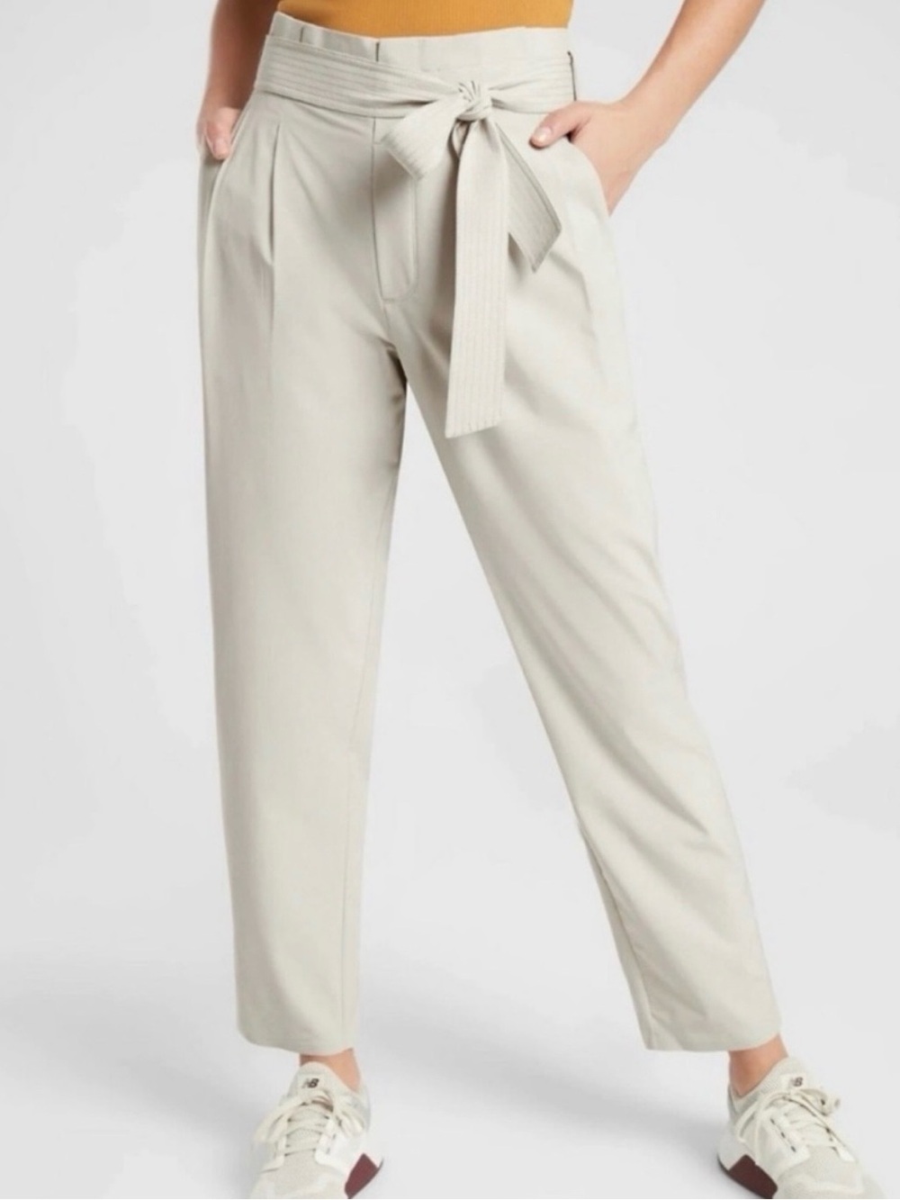 Athleta Skyline Pant II Pleated Trouser Pants with Belt in Light Gray, Size 6